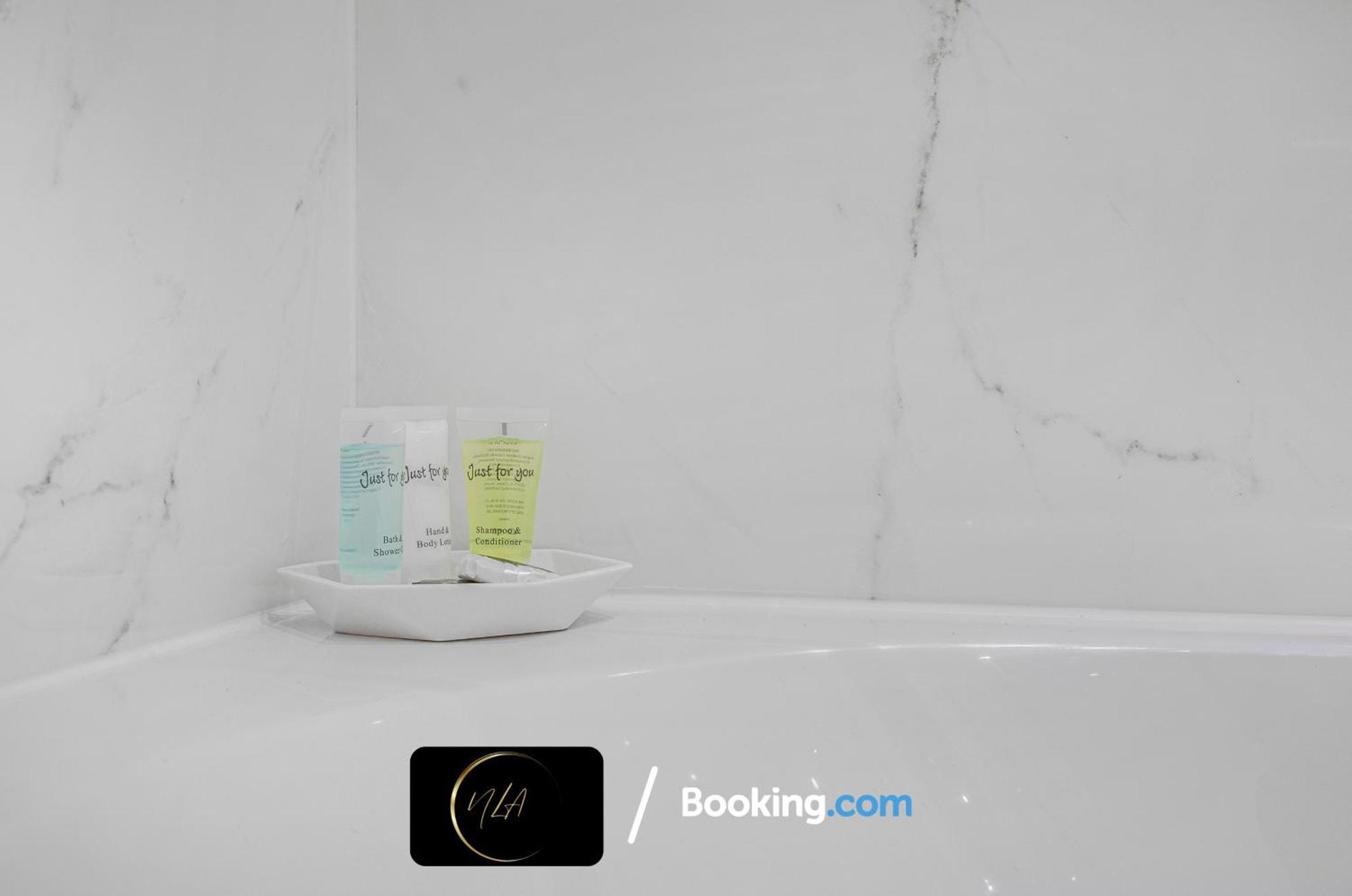 Centre Apartment, Free Gated Parking, 2 Bathrooms, Netflix And Wifi - Suitable For Contractors And Families - By Noor Luxury Apartment *