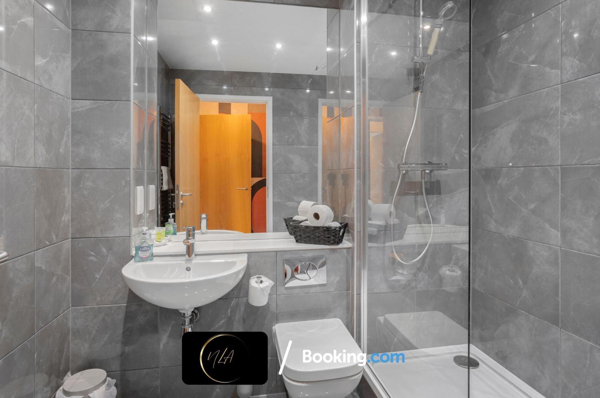 Centre With Free Parking, 2 Bathrooms, Netflix And Wifi - Suitable For Contractors And Families - By Noor Luxury * Birmingham