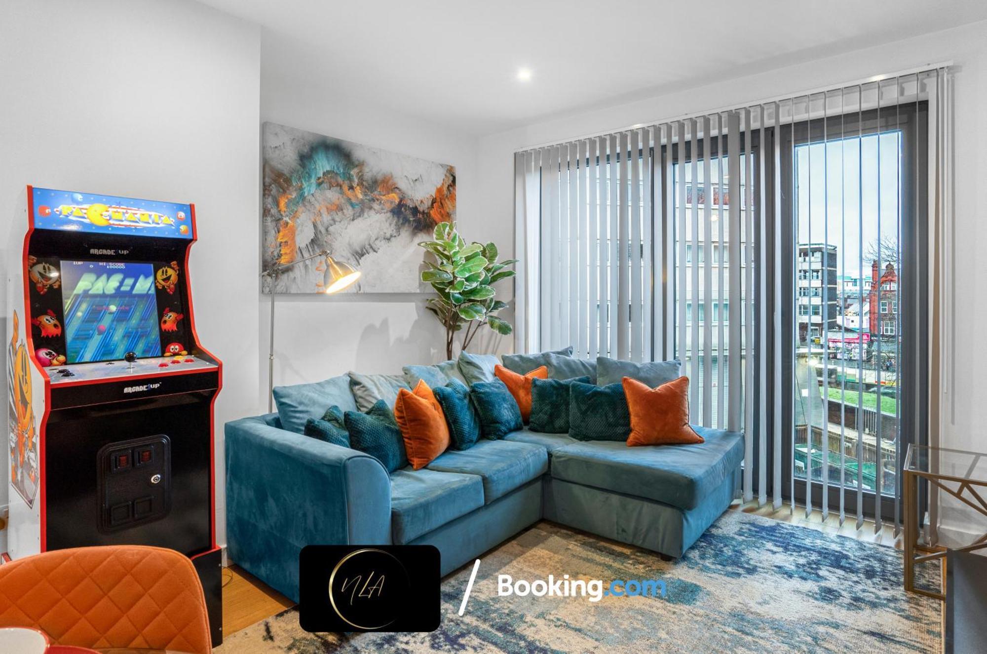 Centre With Free Parking, 2 Bathrooms, Netflix And Wifi - Suitable For Contractors And Families - By Noor Luxury *