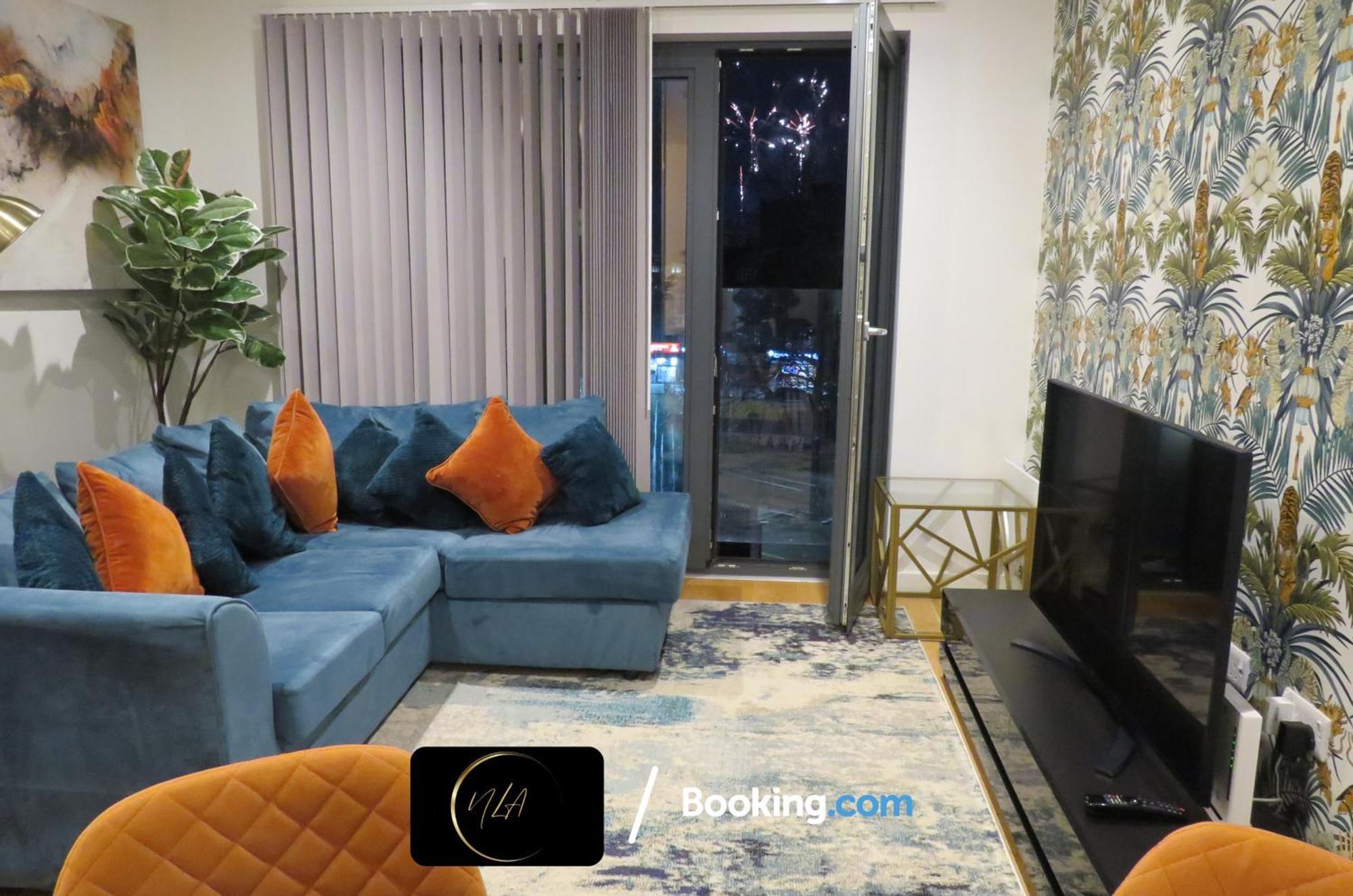 Centre With Free Parking, 2 Bathrooms, Netflix And Wifi - Suitable For Contractors And Families - By Noor Luxury Apartment *