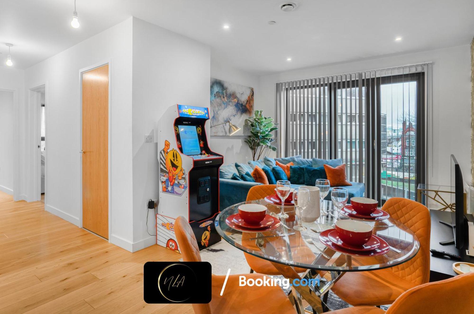 Centre With Free Parking, 2 Bathrooms, Netflix And Wifi - Suitable For Contractors And Families - By Noor Luxury