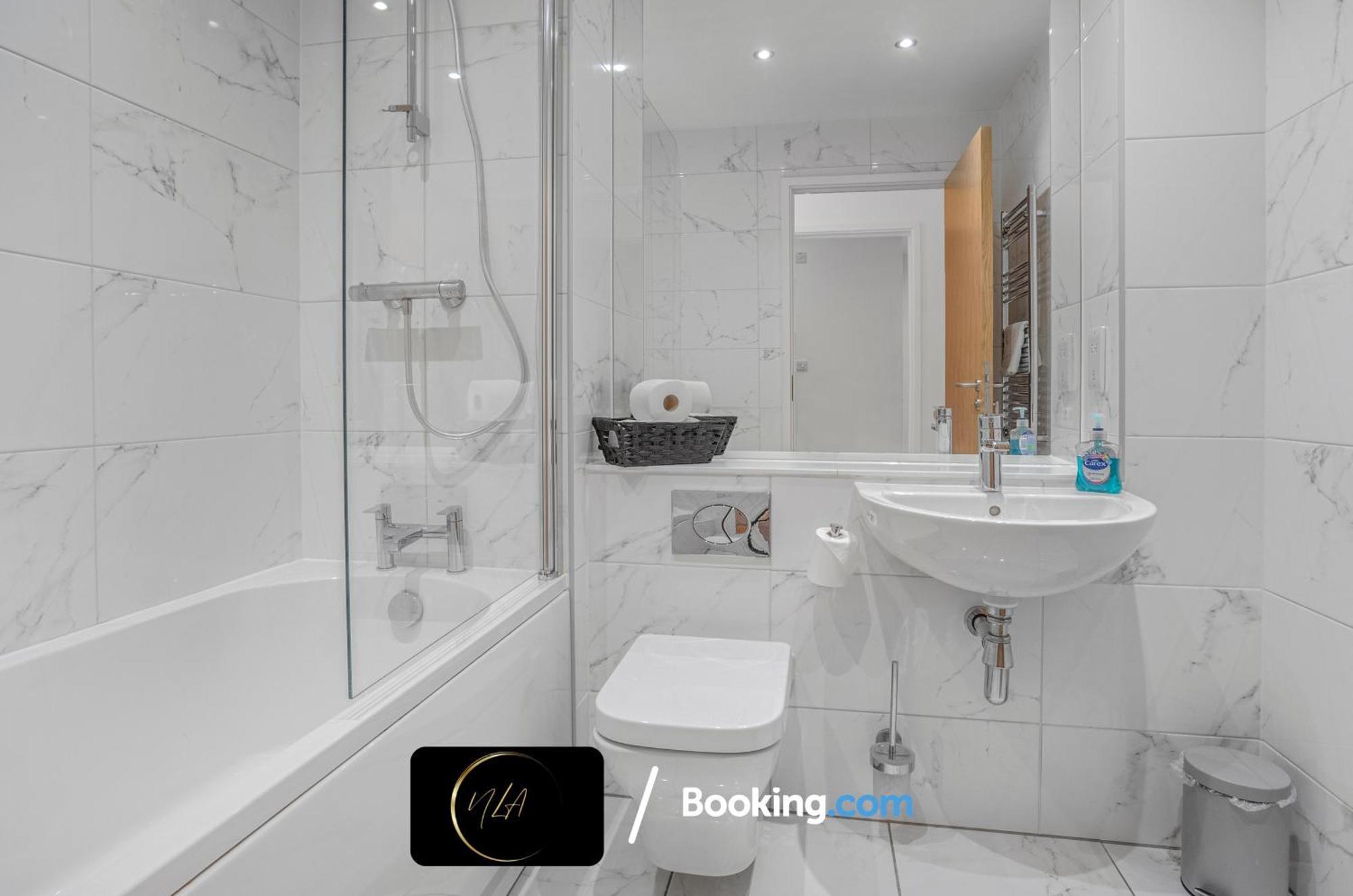 Centre With Free Parking, 2 Bathrooms, Netflix And Wifi - Suitable For Contractors And Families - By Noor Luxury Birmingham