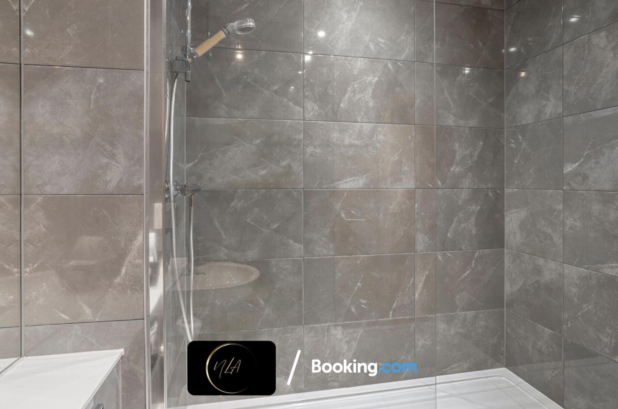 Centre With Free Parking, 2 Bathrooms, Netflix And Wifi - Suitable For Contractors And Families - By Noor Luxury *