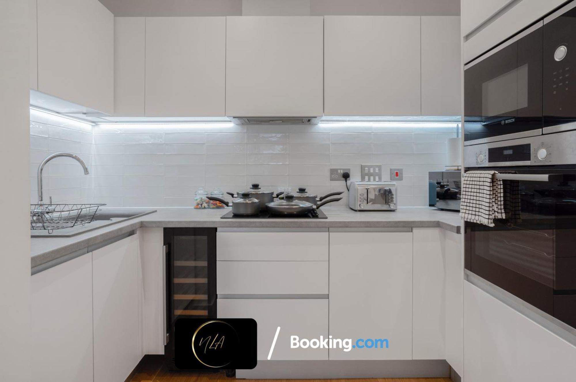 Centre With Free Parking, 2 Bathrooms, Netflix And Wifi - Suitable For Contractors And Families - By Noor Luxury Apartment *