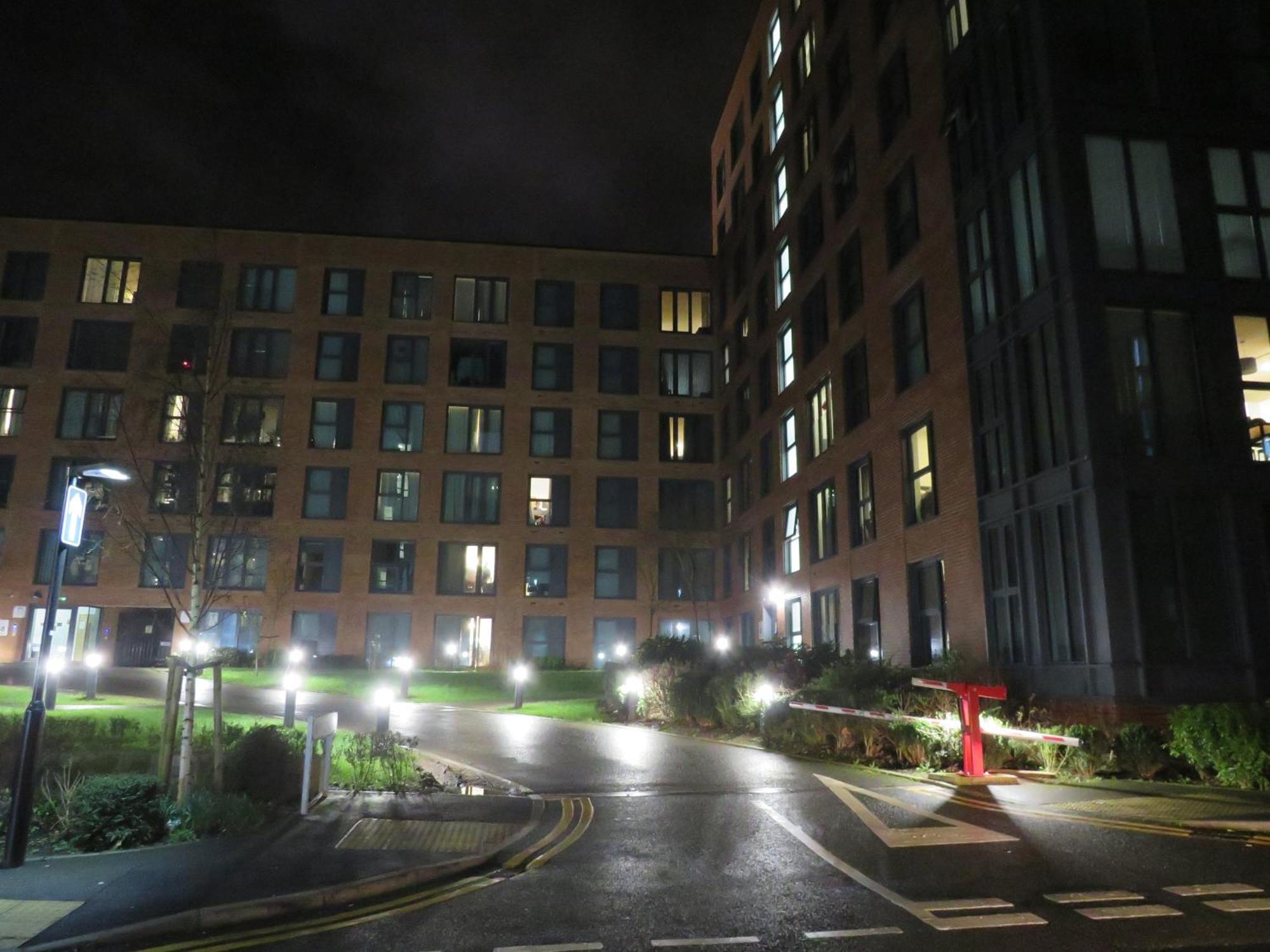 Centre With Free Parking, 2 Bathrooms, Netflix And Wifi - Suitable For Contractors And Families - By Noor Luxury